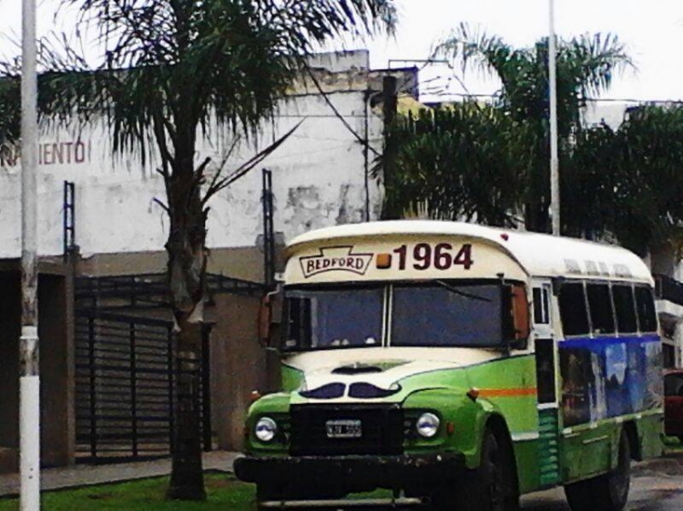 Bedford J6LZ1 - Caseros
U.018417 - WJB555 
http://galeria.bus-america.com/displayimage.php?pid=30909
http://galeria.bus-america.com/displayimage.php?pid=30908

Fotografía: Blas Schmidt
