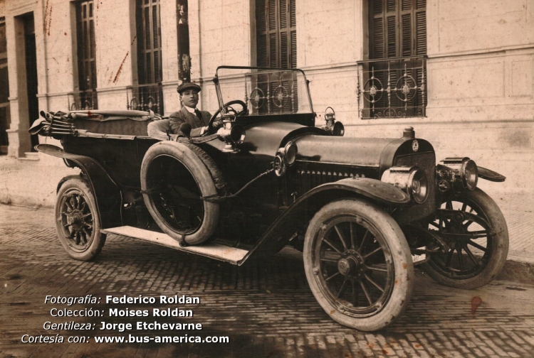 Berliet (en Argentina) - Mensajería Roldán
Mensajería a Tanti Roldán (Prov. Córdoba)

Fotografía: Federico Roldán (en la imagen)
Colección: Moisés Roldán
Gentileza: Jorge Etchevarne

Se puede conocer la historia de esta empresa haciendo click en:
[url=https://revista.bus-america.com/Notas/MensajeriaRoldan.php]Mensajería a Tanti, de Federico Roldán[/url]
