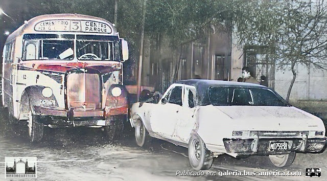 Mercedes-Benz LO 911 - Attes. Pte.Alvear
C.670678 

Línea 3 (Mendoza), interno 12

Fotógrafo: desconocido
Fotografía de publicación desconocido
Extraído de: [url=https://mendozantigua.blogspot.com/2024/10/posicion-en-que-quedaron-el-colectivo.html]MendozaAntigua[/url]
Palabras clave: Furlabus