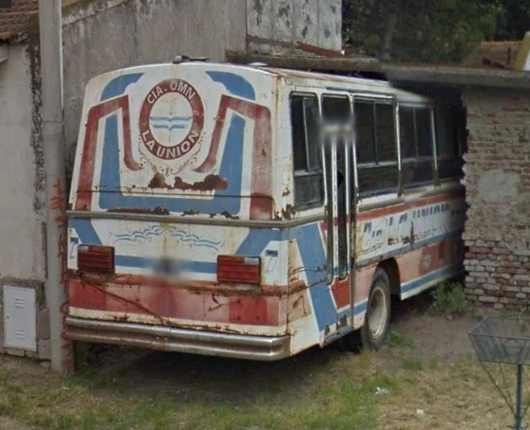 Mercedes-Benz LO 1114 - El Detalle - Cía. La Unión
Desde que se lanzo en Argentina el Google Street View estuve recorriendo las calles de Bahía para encontrar algunas reliquias y este es un caso, se trata del Ex Coche 7 de la vieja Unión dada de baja en 1999. Este coche aun sigue circulando por las calles a pesar de su estado.  

Lineas a cargo: 500 - 501 - 504
