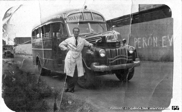 Ford V8 - El Cóndor - Micro Omnibus Línea 96
Línea 96 (Prov. Buenos Aires)

ACA UNA DE LA EPOCA FUNDACIONAL DE LINEA 186 COMO LINEA 96...LUEGO PASO A SER RENUMERADA POR MUY POCO TIEMPO COMO LINEA 296 PARA LUEGO RECIBIR SU ULTIMA RENUMERACION COMO LINEA 186 QUEDANDO COMO RAZON SOCIAL SU PRIMERA NUMERACION " LINEA 96 S.A. "

En la fotografía: Sr. Tondo
Colección: Nestor Tondo
