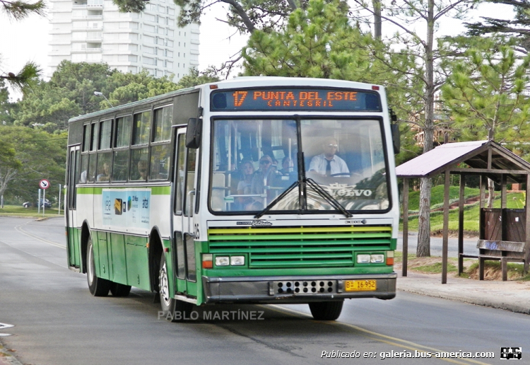 Volvo B 58 - CAIO VITORIA (en Uruguay) - Maldonado Turismo
B 16-952

Varios fueron los coches de Cutcsa que eligieron el este del país para su retiro de la vida del transporte público. El interno 25 de Maldonado Turismo es un ejemplo de ello. Recorrido 17 rumbo a Punta del Este por Avda Italia. Patente B 16-952

Foto: Pablo Martínez
Palabras clave: CAIO VITORIA MALDONADO URUGUAY VOLVO