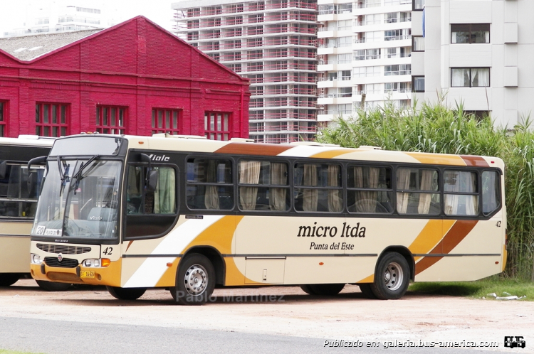 MARCOPOLO VIALE (en Uruguay) -Micro Ltda.-
Estacionado en las cercanías de la terminal de Punta del Este, el interno 42 de la empresa Micro Ltda. aguarda retomar servicios. 
Patente B 16-624

Foto: Pablo Martínez
Palabras clave: MARCOPOLO VIALE MERCEDES BENZ MICRO URUGUAY PUNTA DEL ESTE