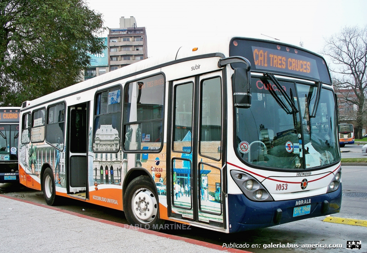 Agrale MT 12.0 - MARCOPOLO GRAN VIALE (en Uruguay) - CUTCSA
Para cubrir los recorridos de la nueva línea céntrica CA-1 (efectuada por Cutcsa con 8 unidades y Raincoop con 2), la intendencia de Montevideo, exigió coches piso bajo. Por eso ambas empresas fueron por los Marcopolo Viale, con motor Agrale. El trayecto de la línea une la terminal de omnibus de Tres Cruces con la Ciudad Vieja (haciendo circuito en ésta y teniendo terminal frente a Tres Cruces) por la Avenida 18 de Julio. En la imagen el coche  1053 de Cutcsa en la puerta de la terminal, aguardando iniciar el recorrido. Patente STC-2966. Hoy ésta línea pasó a denominarse CE-1 (E por "eléctrica") y a realizarse con los nuevos BYD eléctricos.

Foto: Pablo Martínez
Palabras clave: MARCOPOLO GRAN VIALE AGRALE CUTCSA MONTEVIDEO URUGUAY