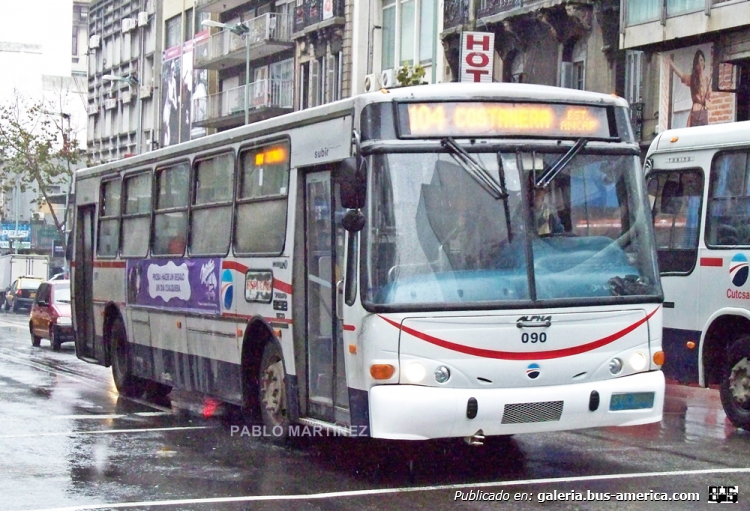 Volvo B 58 - CAIO ALPHA (en Uruguay) - CUTCSA
Otra rareza, producto de ser el único en su tipo y los dolores de cabeza de logística que ello conlleva. Éste Caio sufrió un accidente que afectó gran parte de su frente. Ante la carencia de repuestos de carrocería del tipo, se optó por adaptarle un frente de Torino 1999. Interno 90 de Cutcsa, patente: STC-2090

Foto: Pablo Martínez
Palabras clave: CAIO ALPHA VOLVO B58 MARCOPOLO CUTCSA MONTEVIDEO URUGUAY