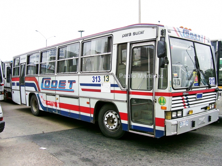 CAIO VITORIA INTERCITY (en Uruguay)
Aún con el diseño de pintura de la extinta CODET, vemos a la unidad 313 luciendo sus dos numeraciones, la antigua y la que pasó a tener en COETC STM (líneas suburbanas de la cooperativa montevideana).
Foto: Pablo Martínez
Palabras clave: CAIO VITORIA INTERCITY URUGUAY