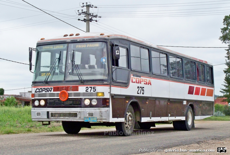 Mercedes-Benz OF 1318 - MARCOPOLO VIAGGIO GIV 800 (en Uruguay) - COPSA
ATC-1415

A medida que eran renovados, los Viaggio de COPSA (Compañía Omnibus Pando SA) comenzaban a ser afectados a servicios locales o a cubrir tramos de líneas principales con una demanda específica. Tal es el caso del coche que vemos en la foto. Originalmente la línea 2A une Montevideo con la ciudad de Santa Lucía, pero éste servicio cubría un tramo que iba desde Paso Pache a Santa Lucía. Patente ATC-1415

Foto: Pablo Martínez
Palabras clave: MARCOPOLO VIAGGIO GIV MERCEDES BENZ COPSA URUGUAY