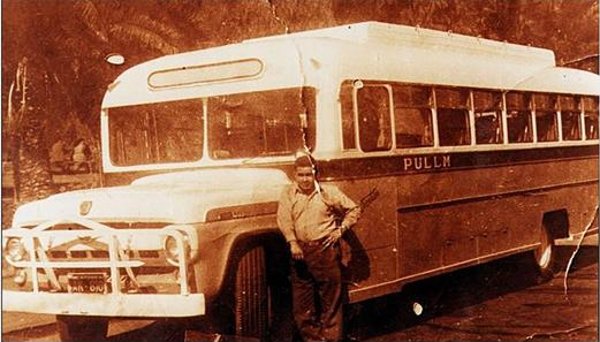 Ford B 600 - Franklin
Fotógrafo: desconocido del cual buscamos información
Colección: A.R.

Puede conocer la historia de esta carrocera en: [url=https://www.bus-america.com/CHcarrocerias/Franklin/Franklin-histo.php]Historia de carrocerías Franklin[/url]
